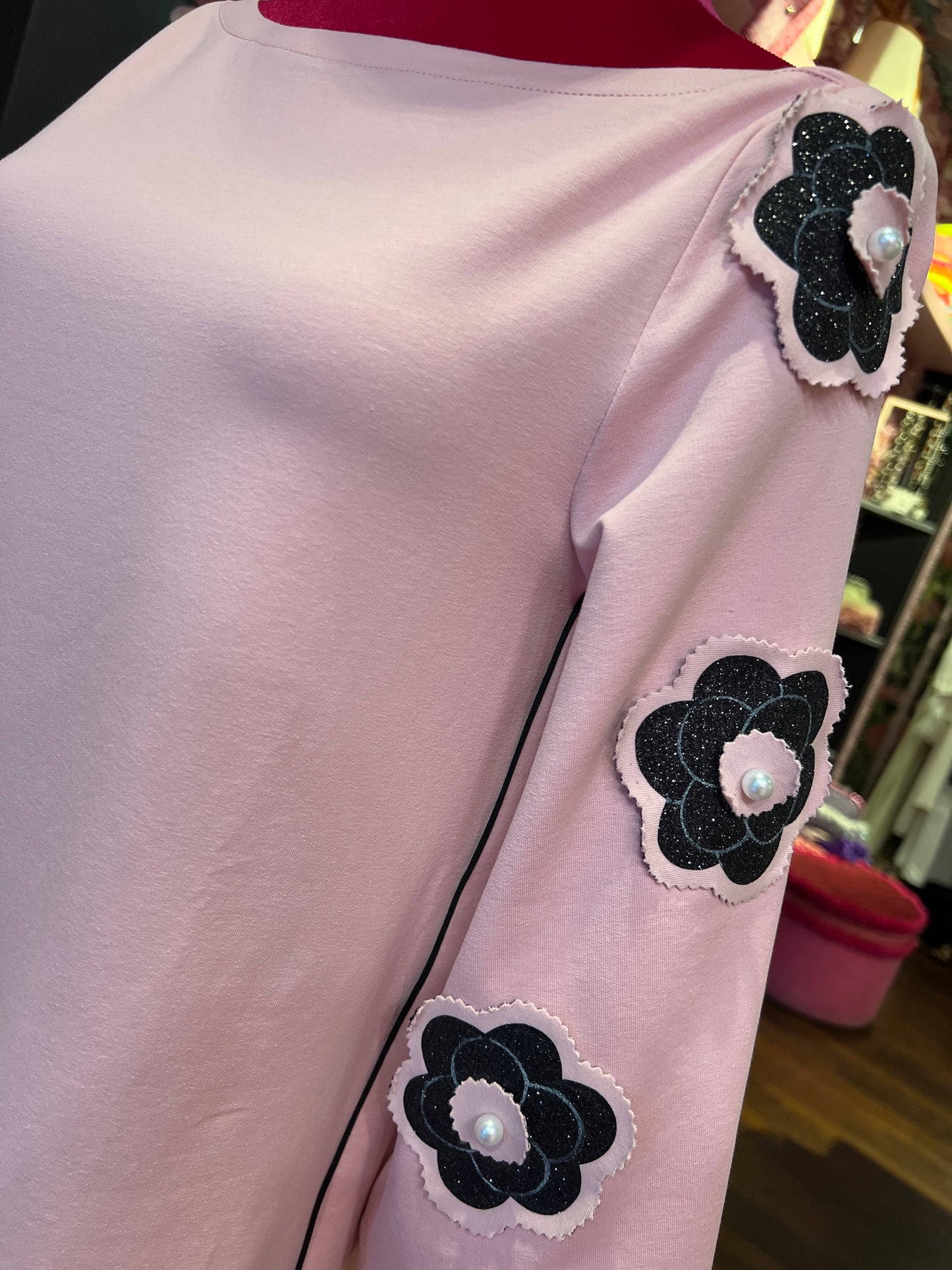 Clo’h tuta completa felpa e pantalone a zampetta con camelia glitter rosa e nera