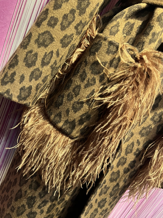 11 love is glamour cappotto fantasia leopardo marrone tasche patch e piume