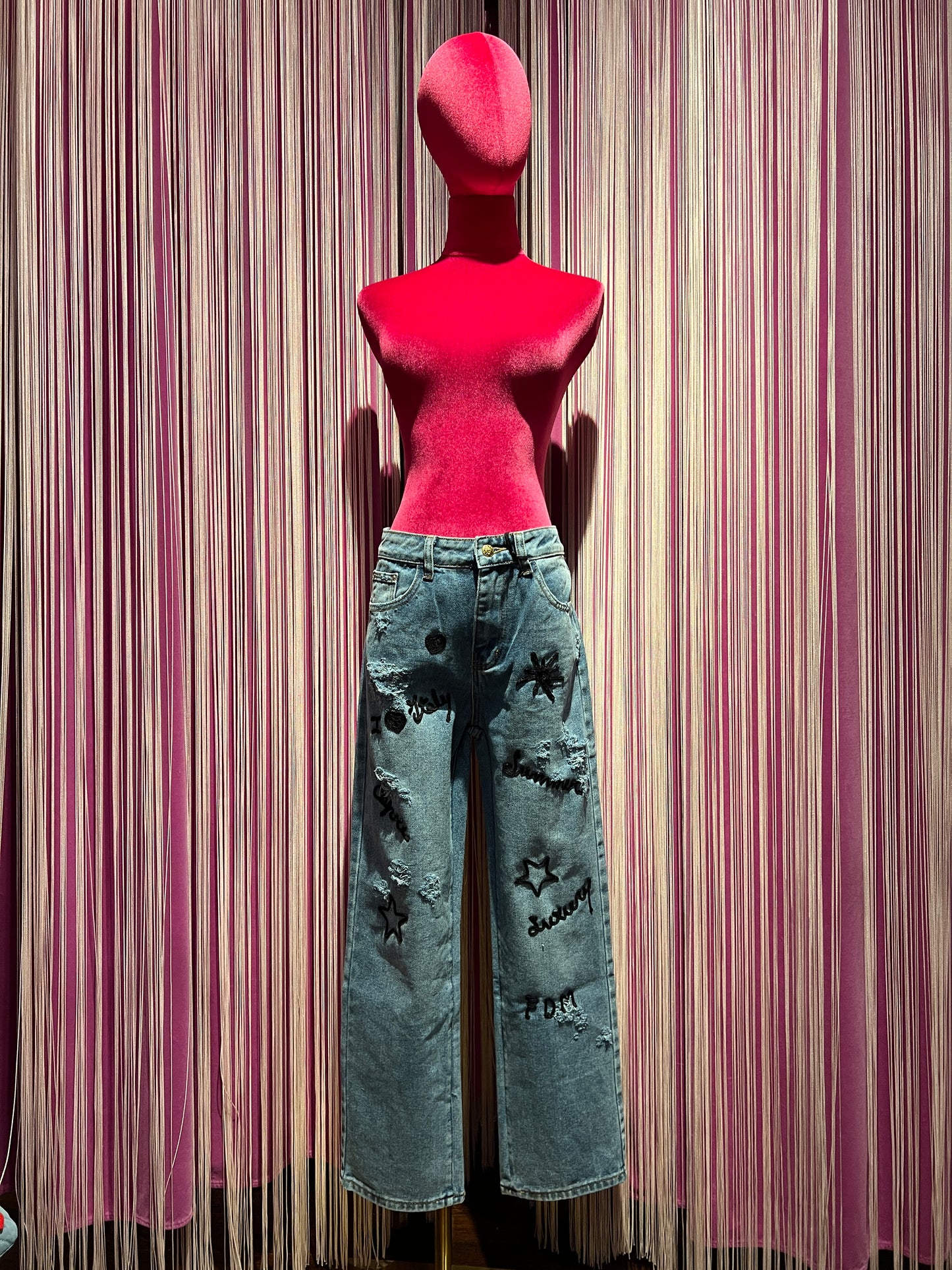 History Repeats jeans denim con scritte nere glitter