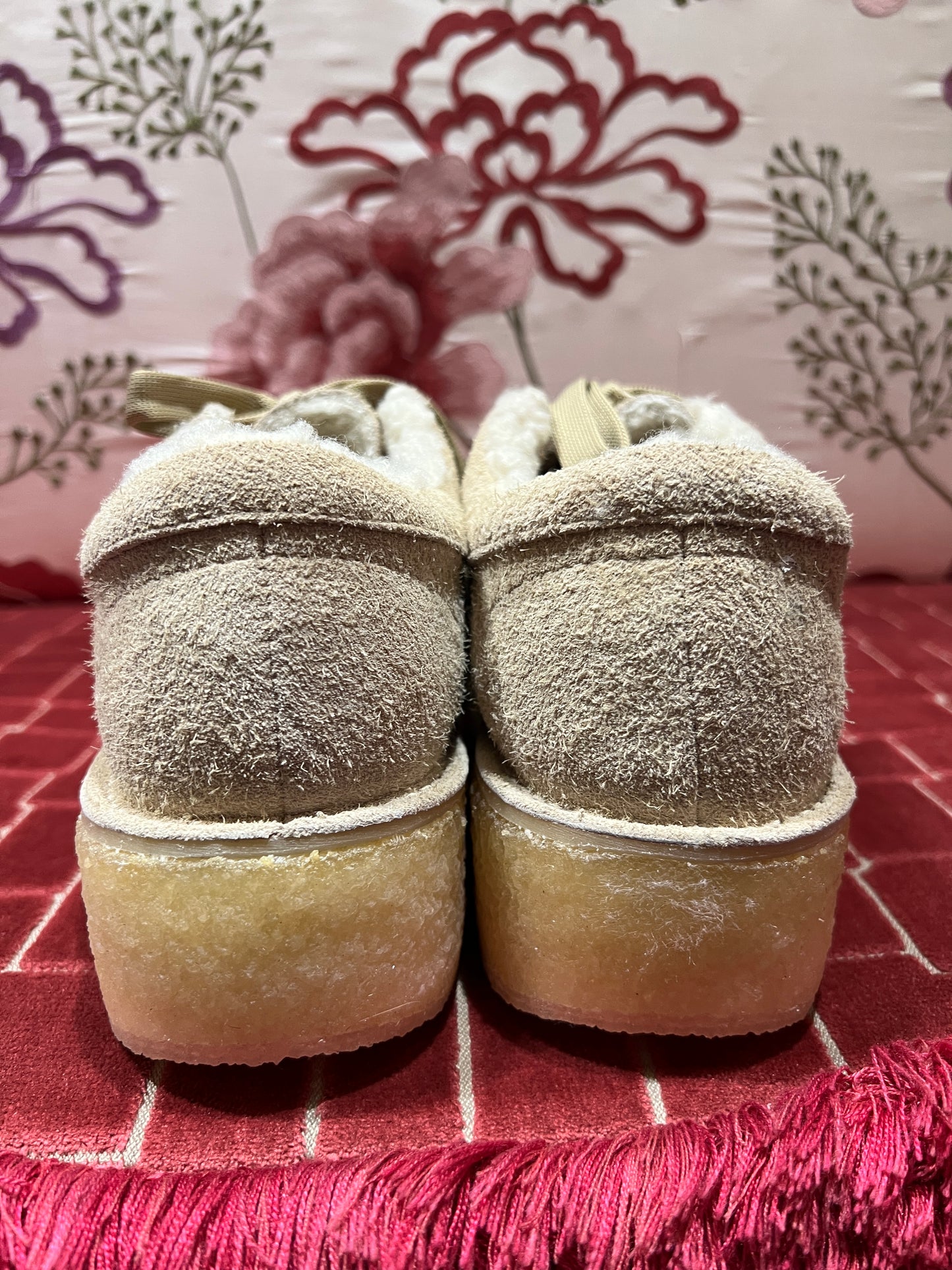 Nan-Ku mocassino pelle scamosciata, interno in eco montone e charms