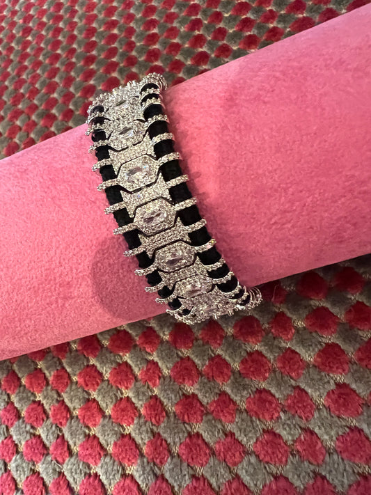 Bracciale regolabile in pavé di cristalli montato su cordoncino nero