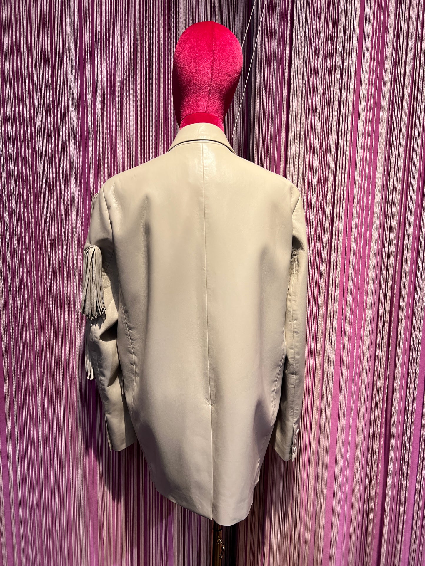 Isabelle Blanche Paris blazer in ecopelle con nappe di frange ghiaccio