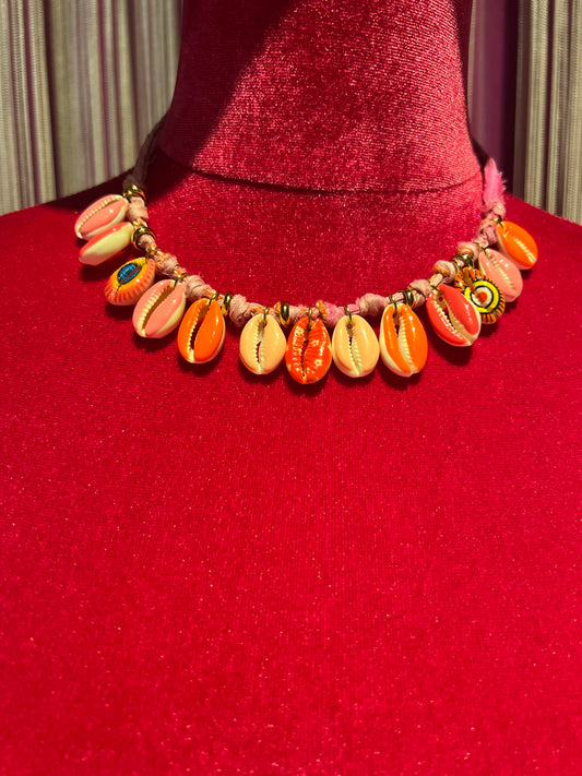 Collana conchiglie dipinte fucsia / arancio /rosa montate su laccio tessuto