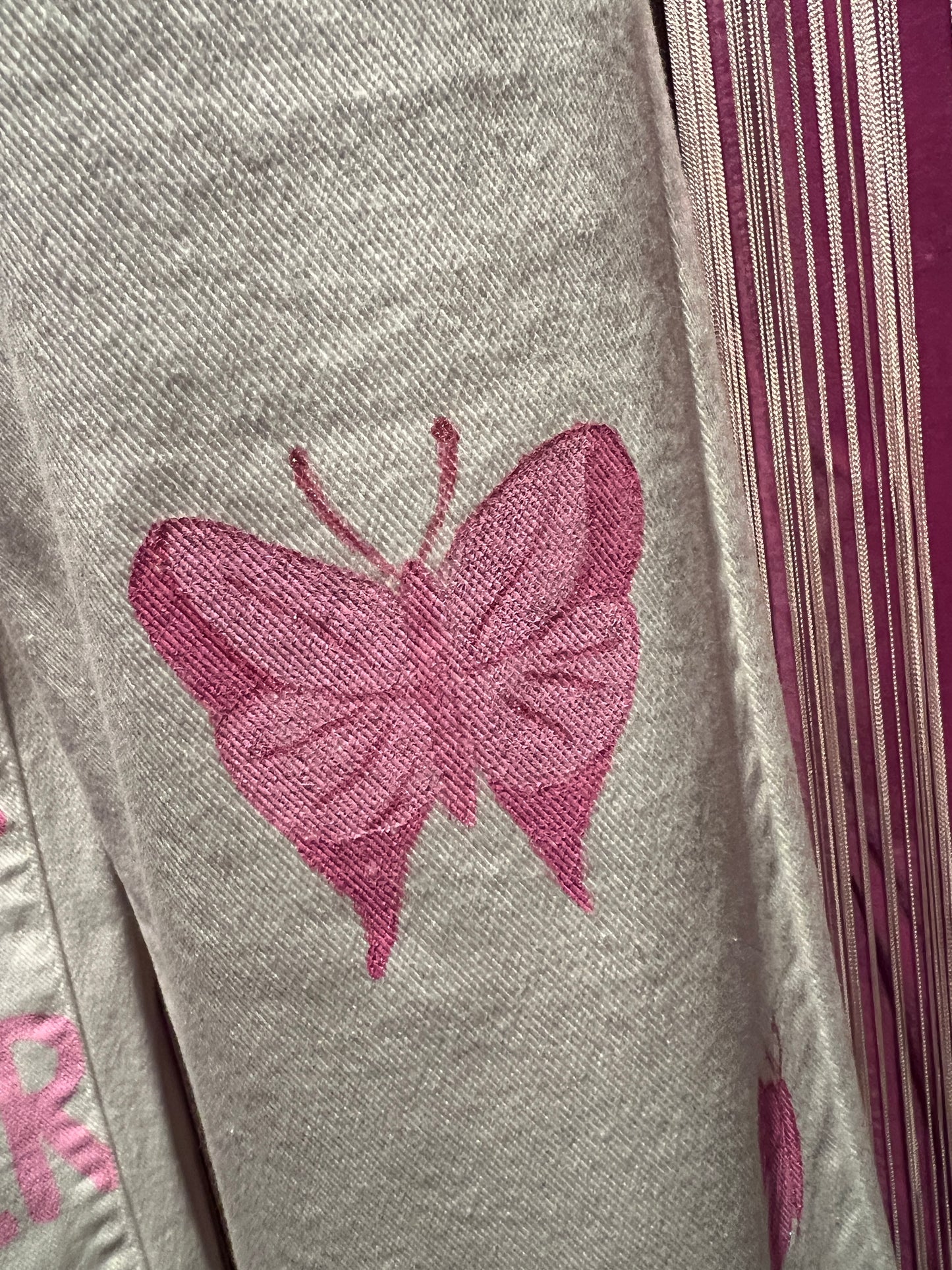 The room -50% di sconto jeans bianco in tessuto elasticizzato dipinto a mano con scritte e farfalle con elementi glitter