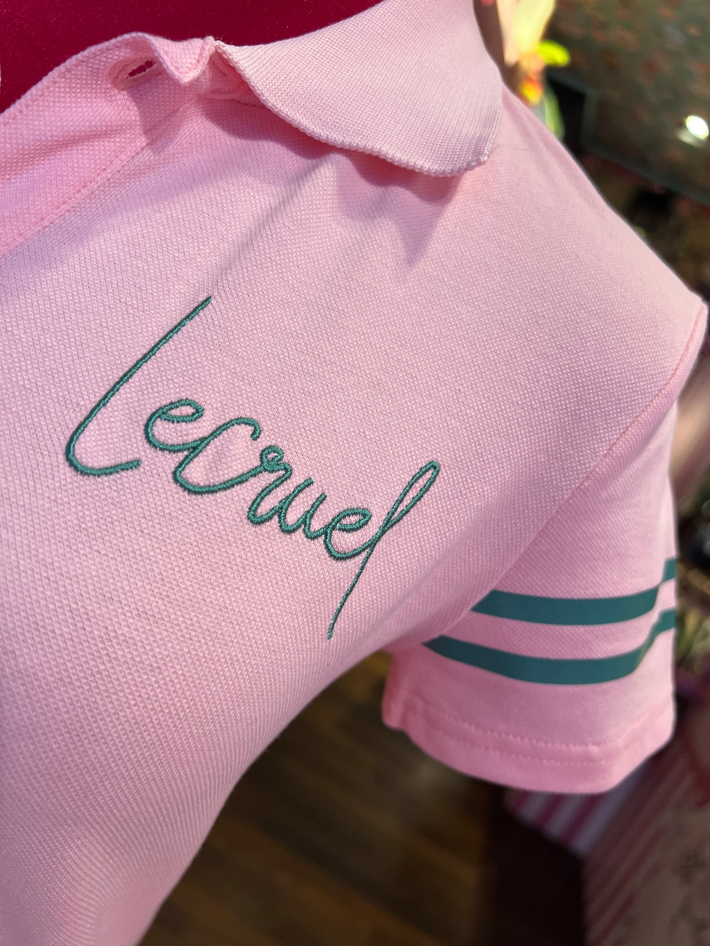 Le Cruel -50% di sconto polo nido d’ape rosa scritta logo verde dietro con disegno racchette e fiori