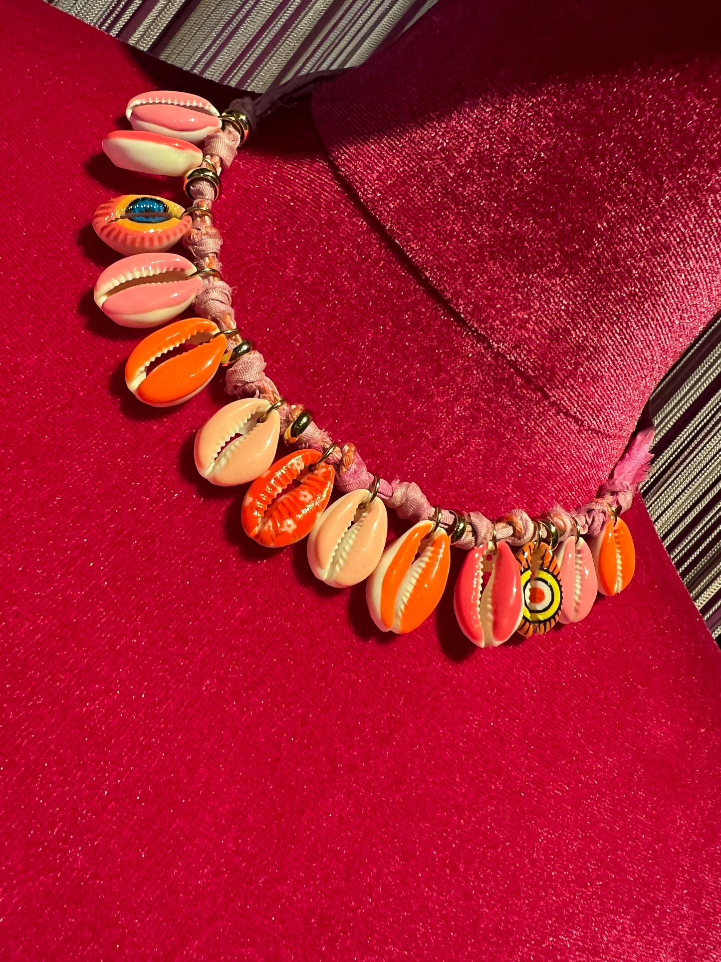 Collana conchiglie dipinte fucsia / arancio /rosa montate su laccio tessuto
