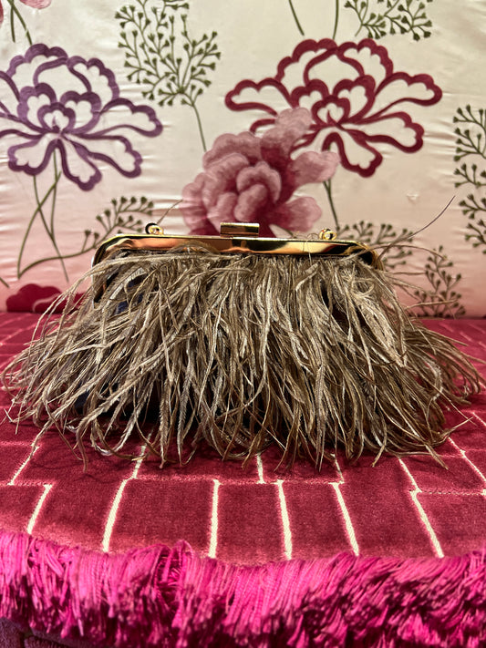 Clutch marrone marabu ‘ e raso con tracollina dorata