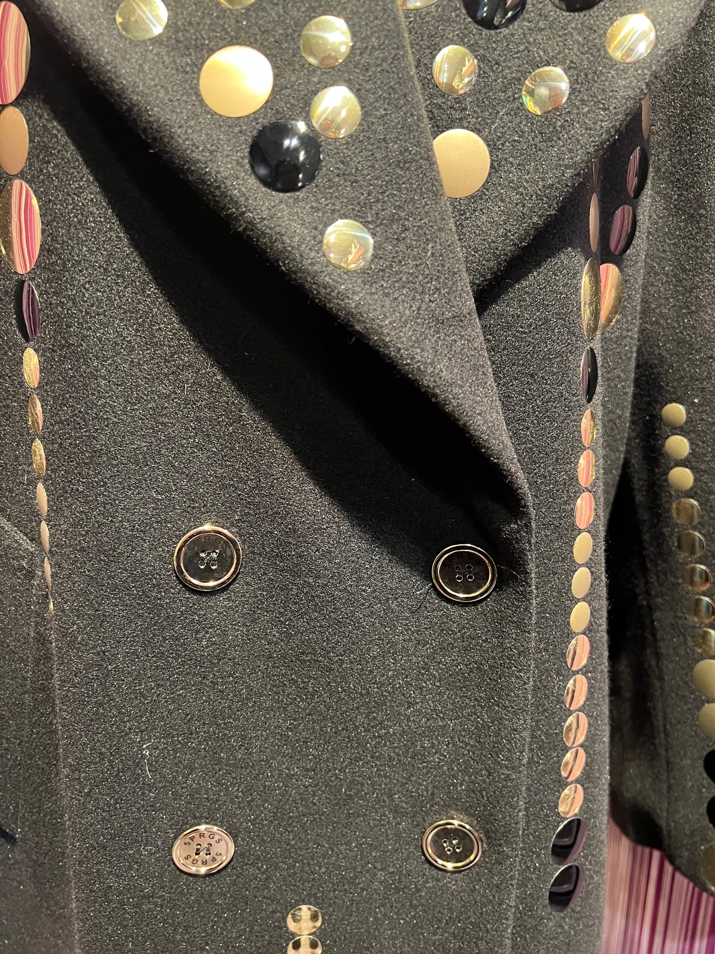 5 Progress cappotto nero con pois grandi e piccoli oro e nero in metallo