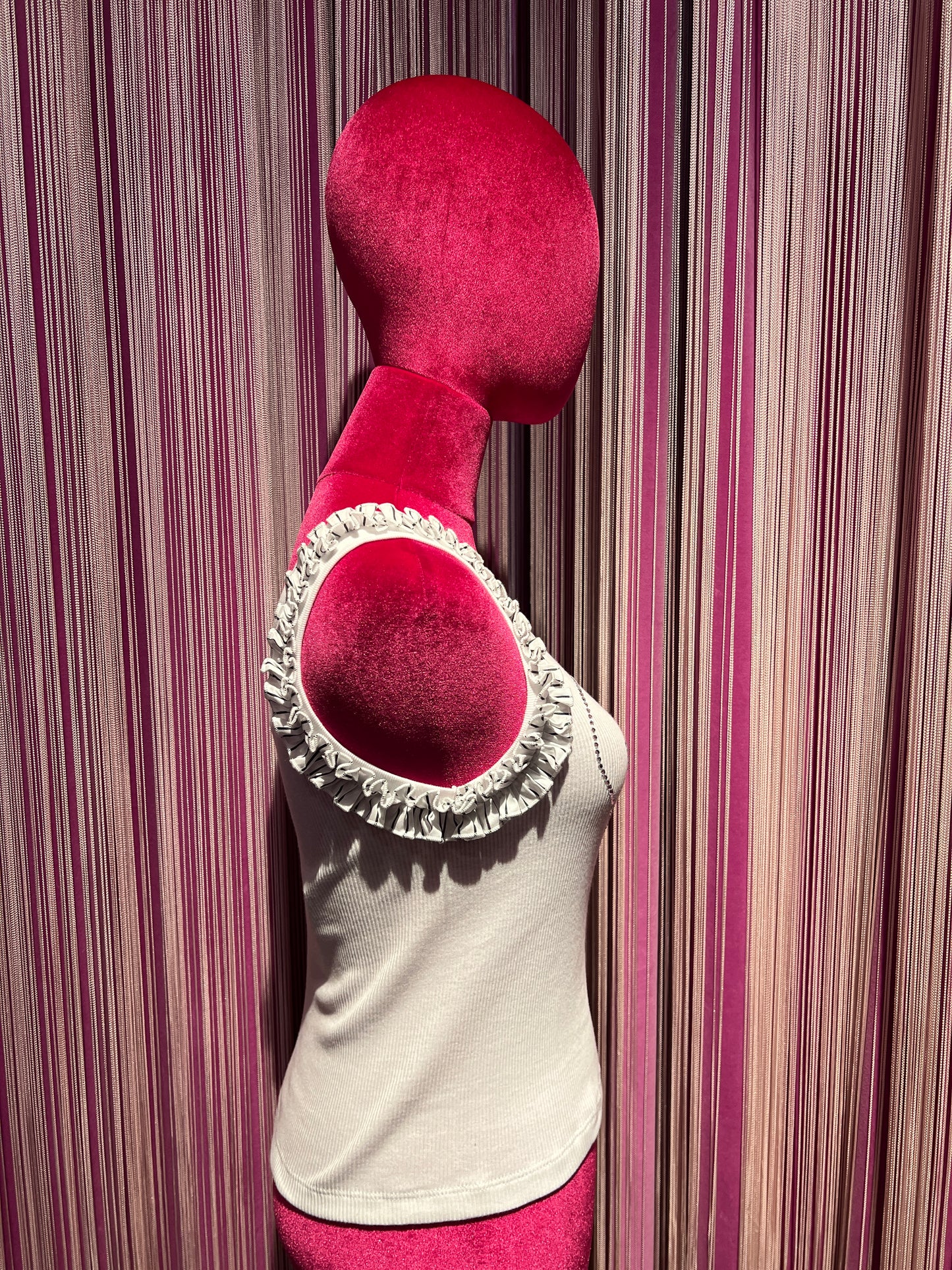 Gina Gorgeous canotta cotone costine bianca con volant e cuore con scritta Swarovski Tarquinia