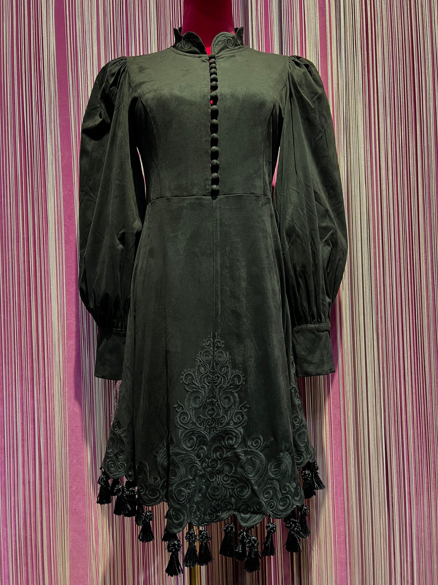 Amosa abito con bottoncini e nappine nero ecosuede