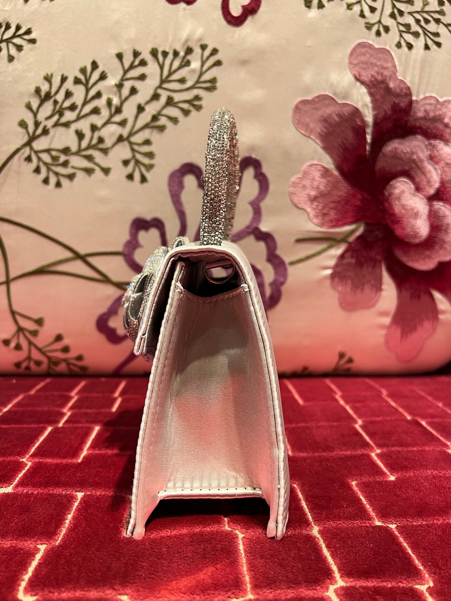 Borsa raso grigio perla con applicazione rosa cristalli e tracollina