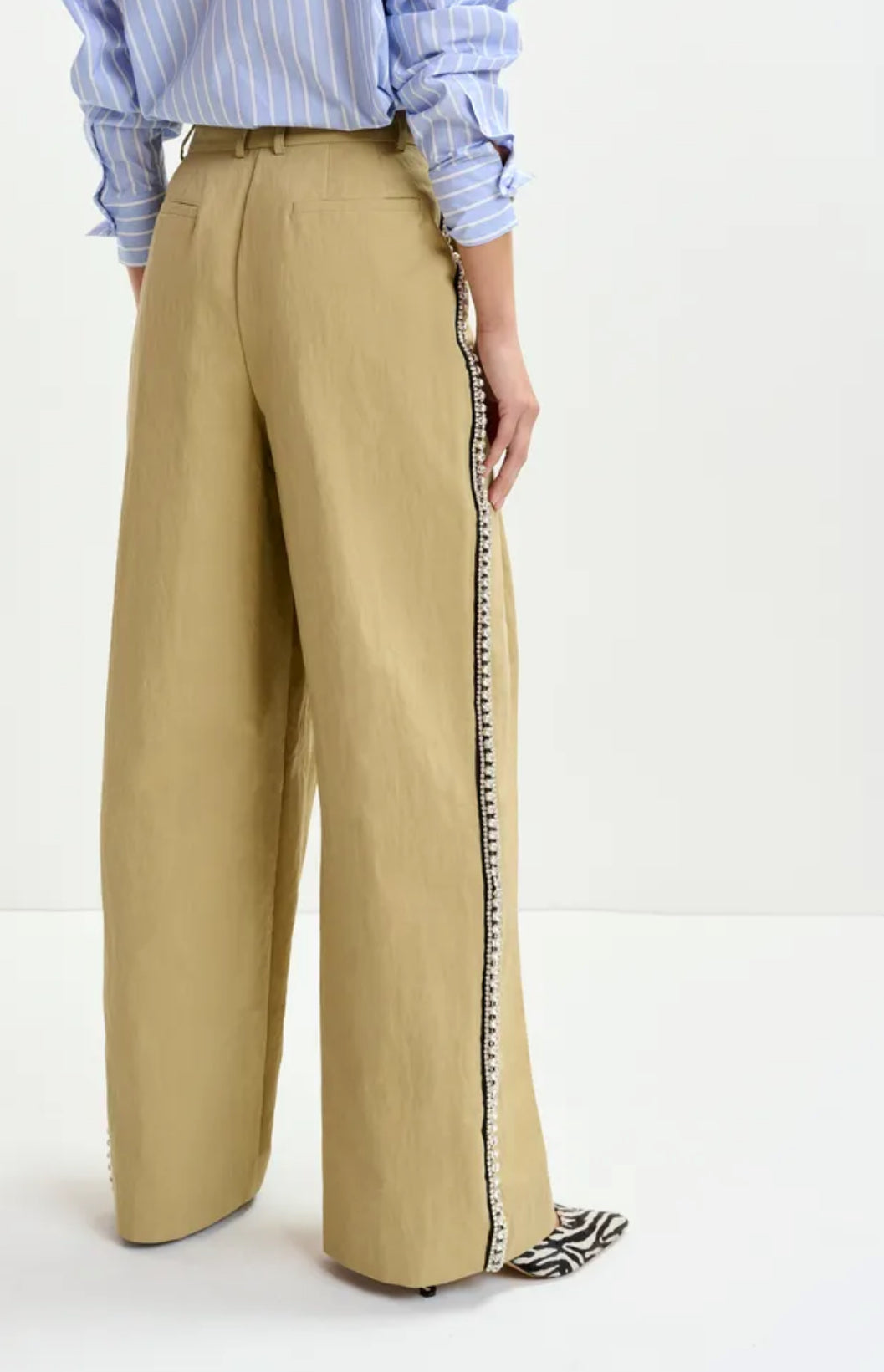 Essentiel antwerp pantalone gamba larga plissettato con bordo impreziosito da strass Iso