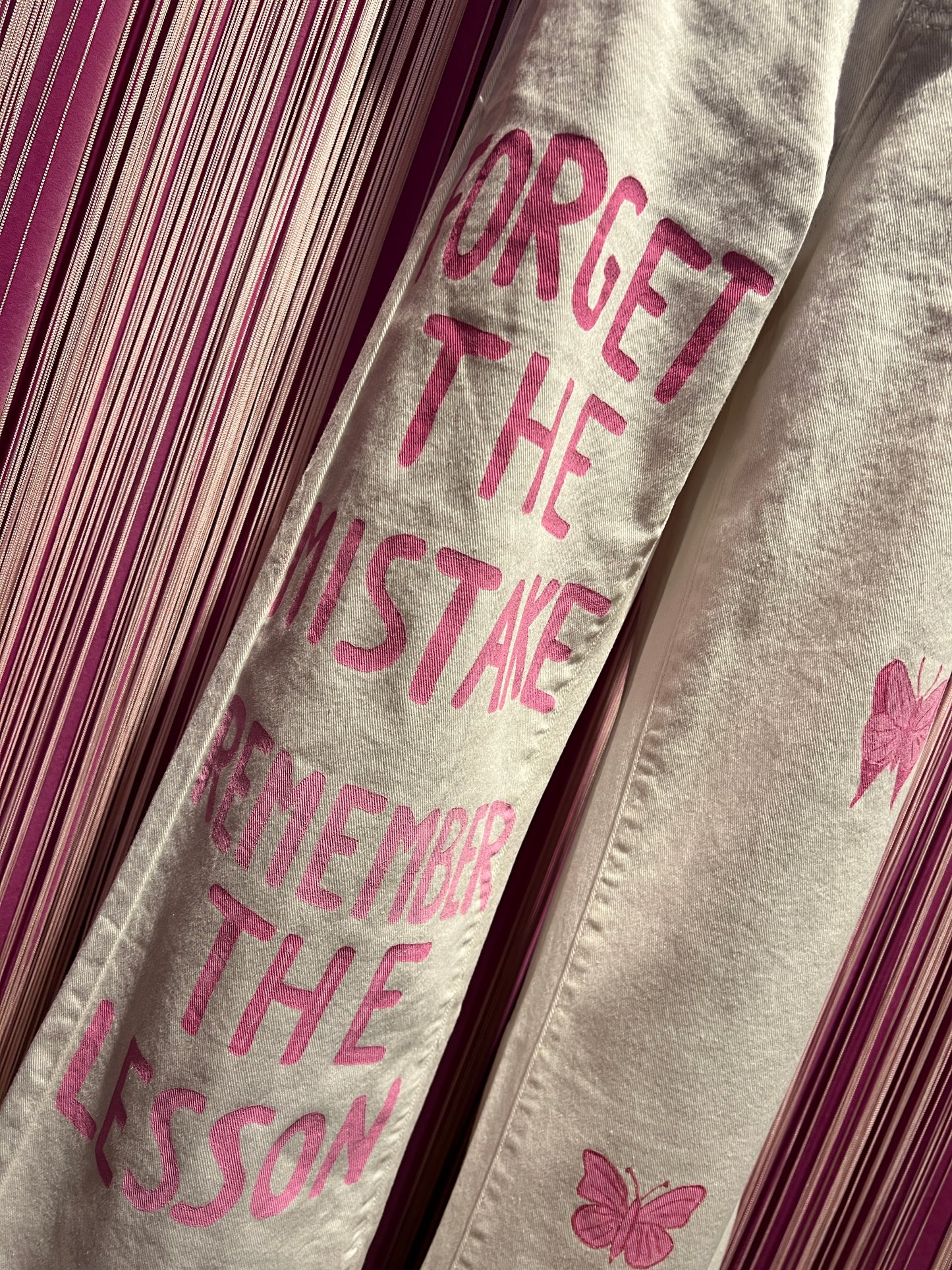 The room -50% di sconto jeans bianco in tessuto elasticizzato dipinto a mano con scritte e farfalle con elementi glitter