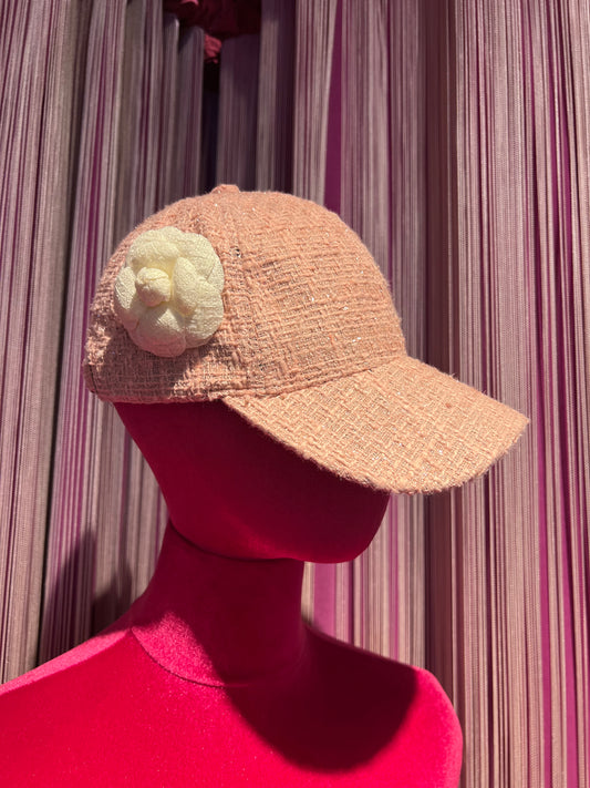 Cappello con visiera rosa tessuto tweed con lurex argento , regolabile e camelia panna rimovibile