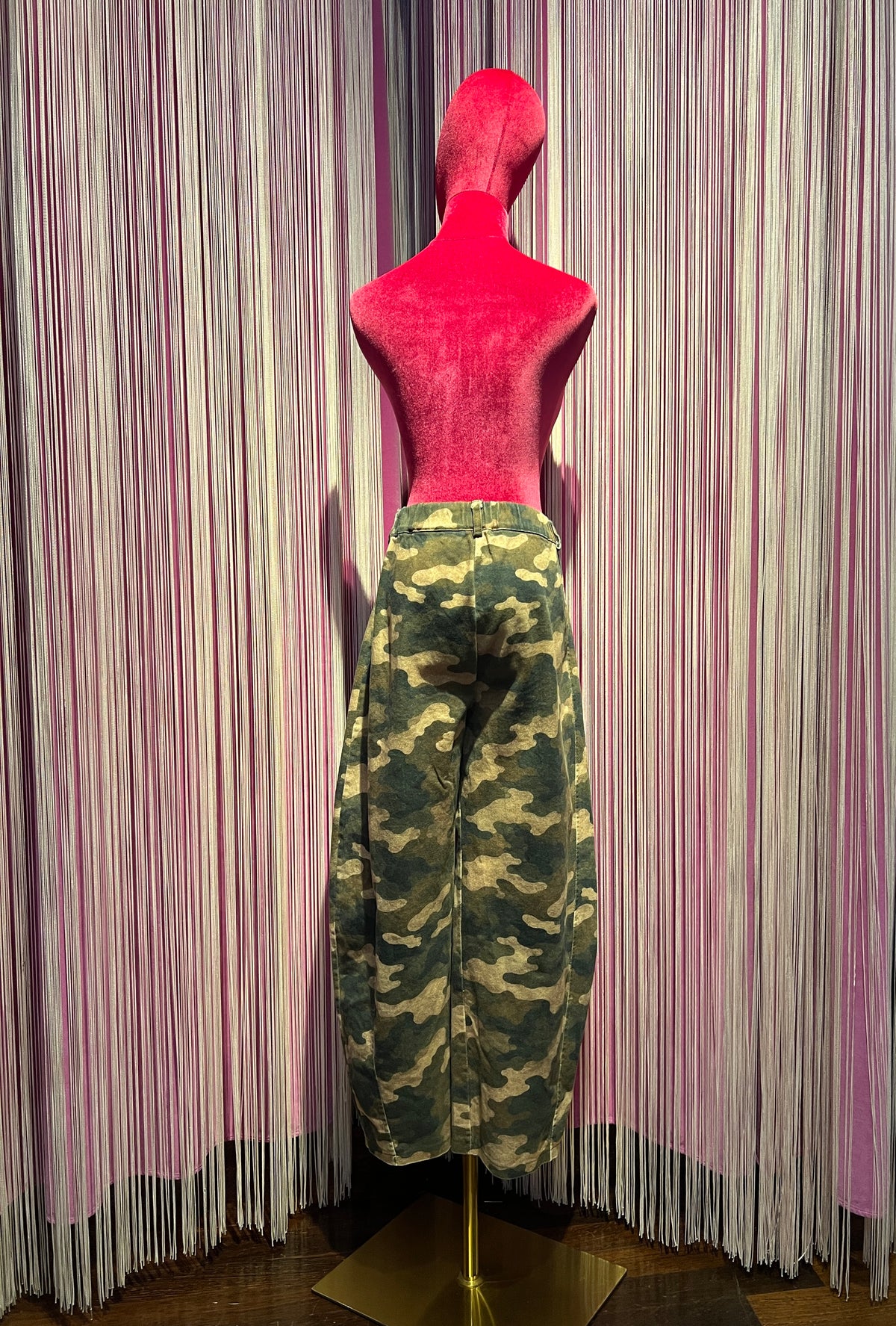 The room pantalone camouflage con patch ramage nero di paillettes
