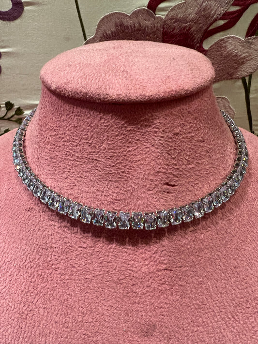 Collarino montatura colore argento con zirconi rettangolari