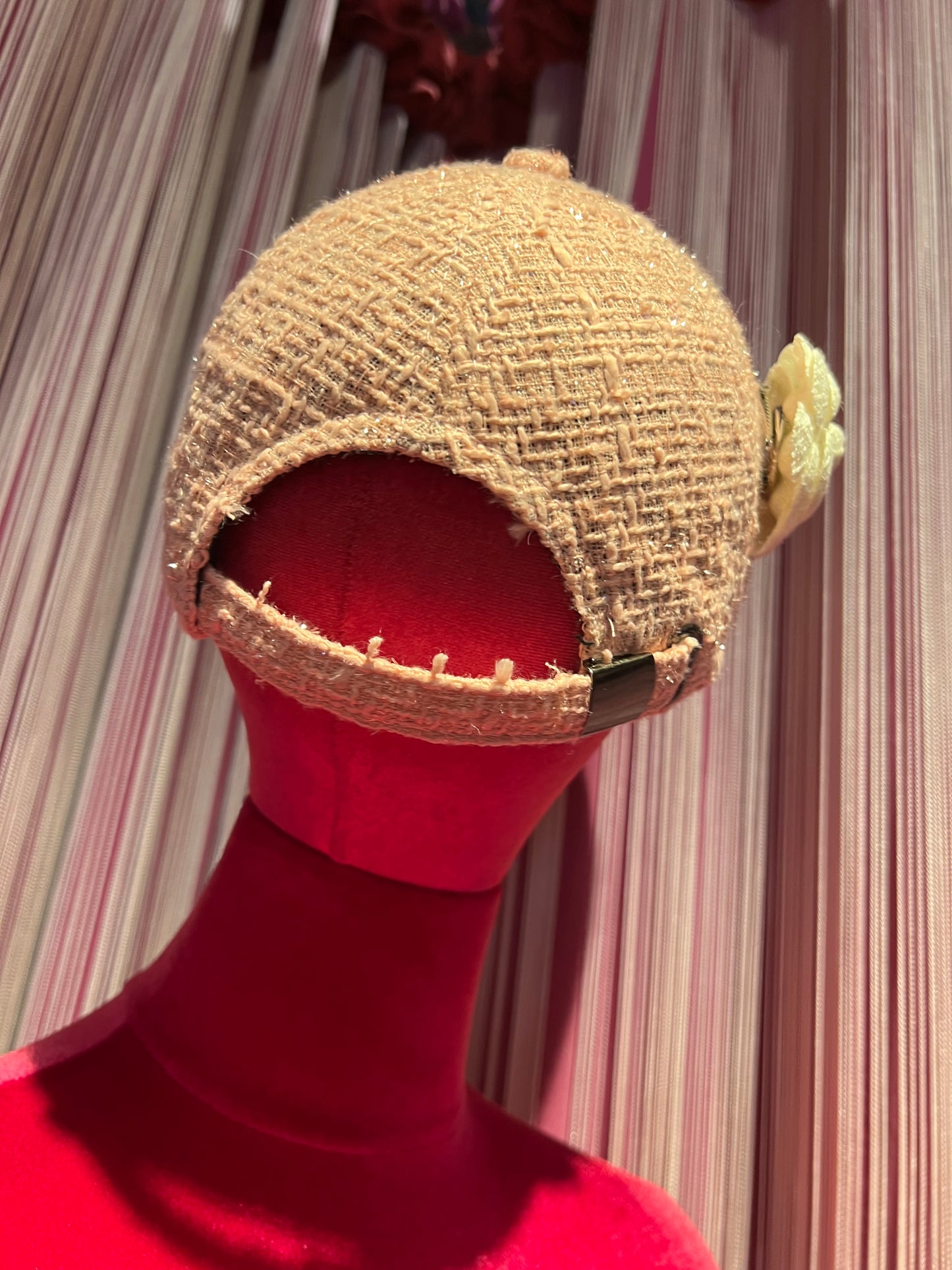 Cappello con visiera rosa tessuto tweed con lurex argento , regolabile e camelia panna rimovibile