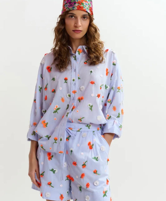 Essentiel antwerp camicia celeste con decorazione floreale in paillettes strass e perline arancioni e verdi