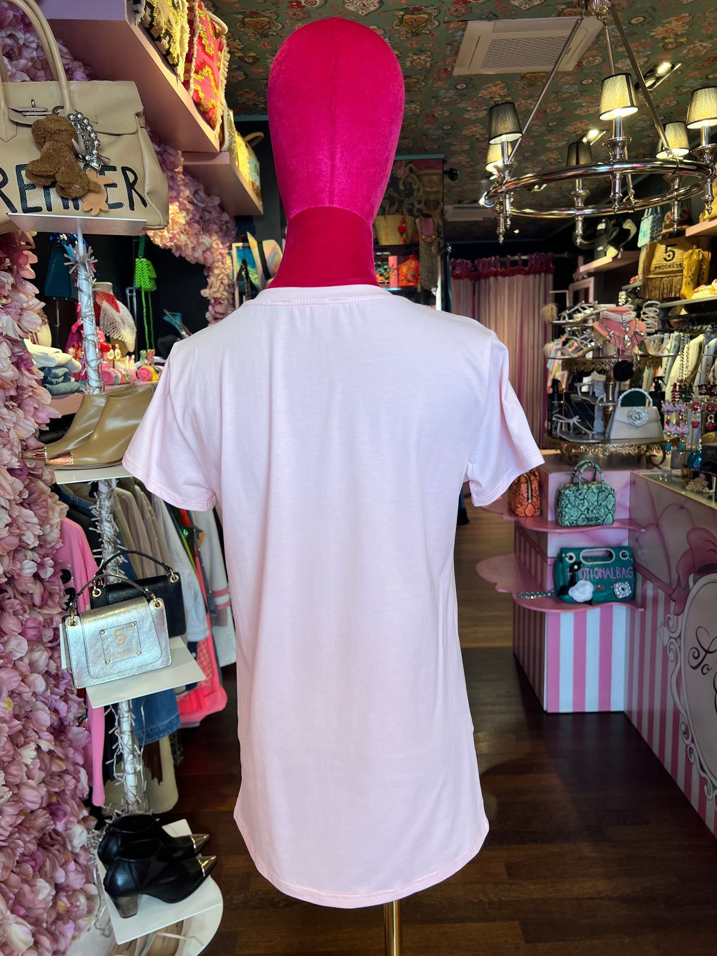 Mon amour Paris -20% di sconto t shirt cotone rosa con spilla camelia uncinetto bianca