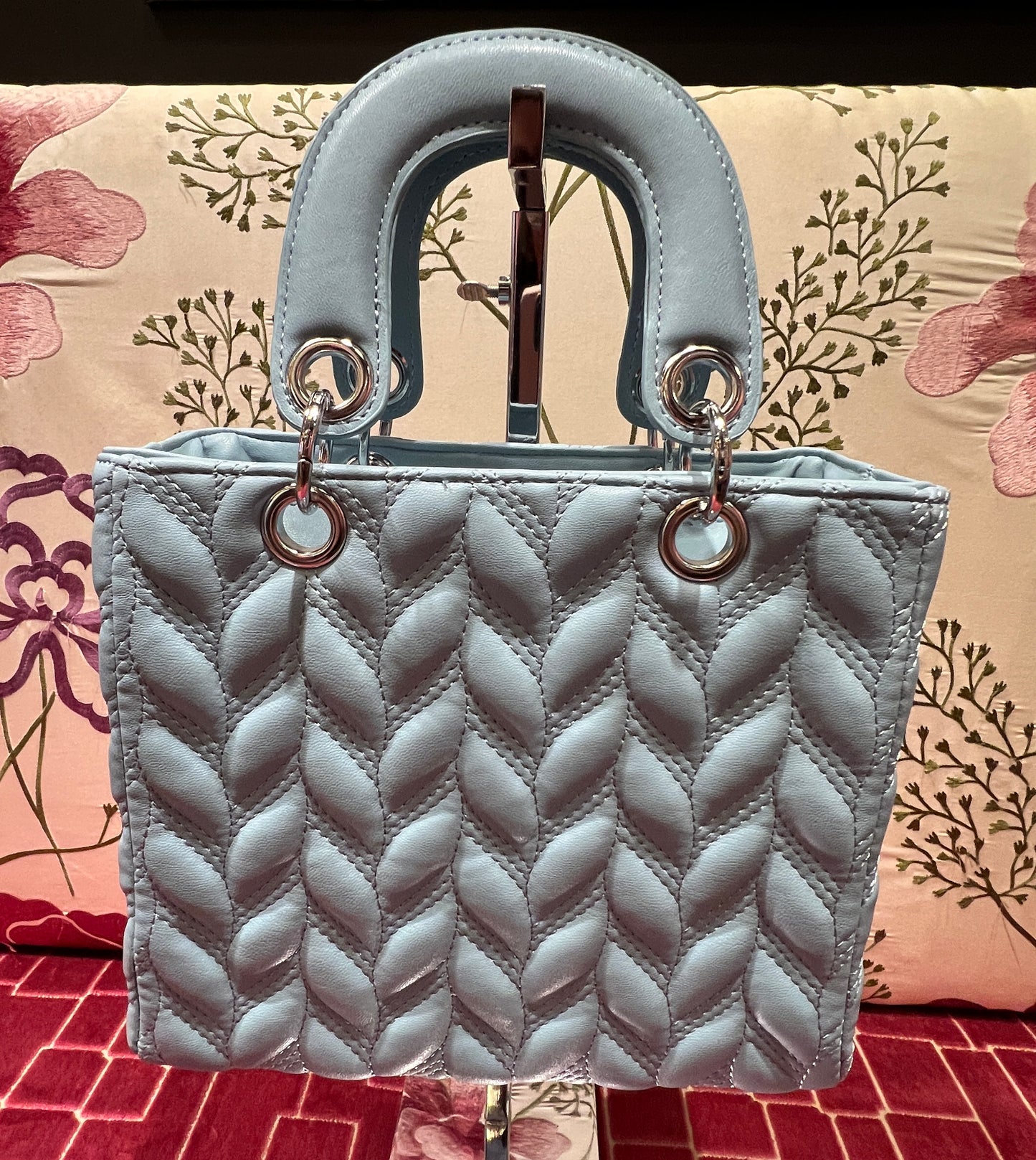 Borsa due manici ecopelle celeste con scritta dipinta a mano Dior tracolla