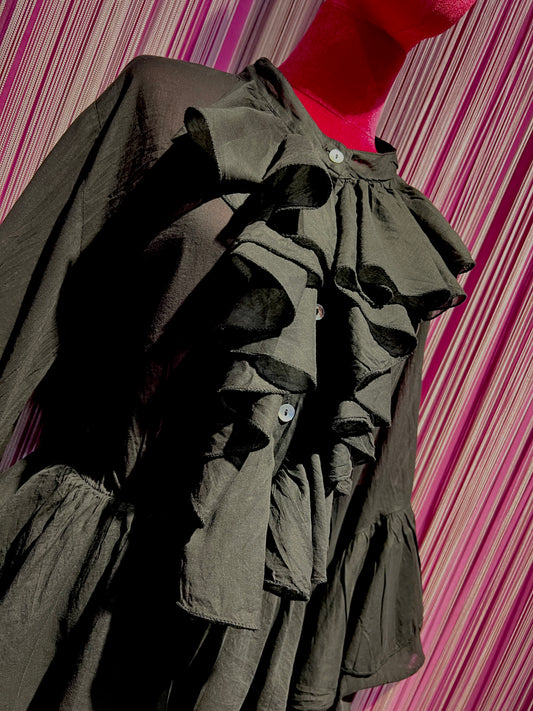 Love & roses abito nero con jabot , manica ampia e volant