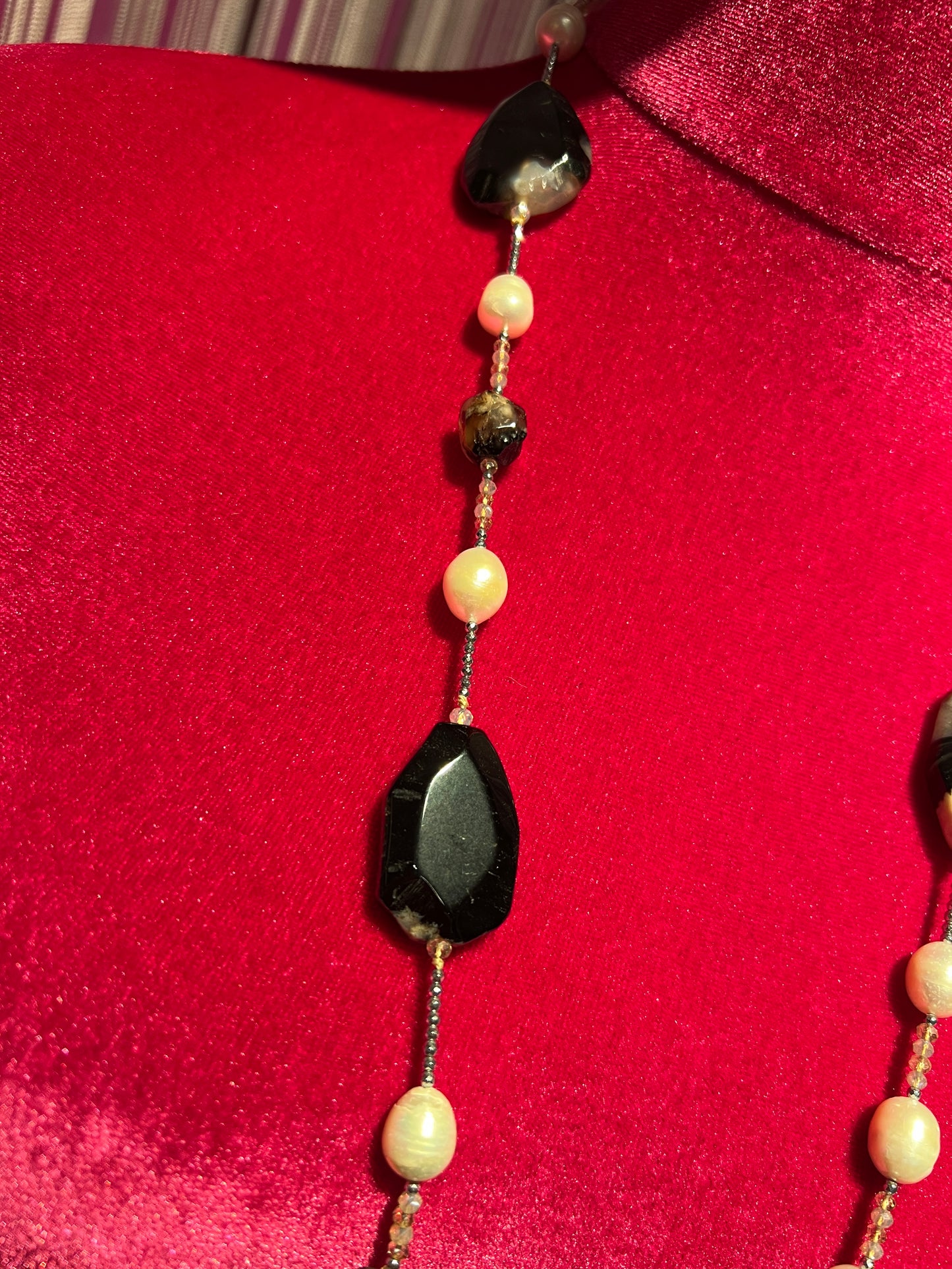 Collana pietre dure nere con venature grigie e fango e perle barocche