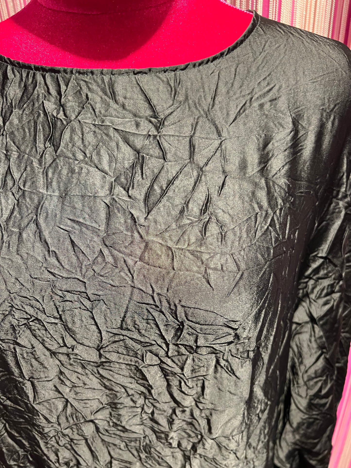 1One blusa nera over a trapezio in satin