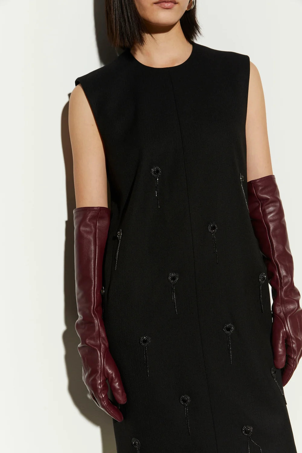 Isabelle Blanche Paris abito midi nero smanicato con ricami strass