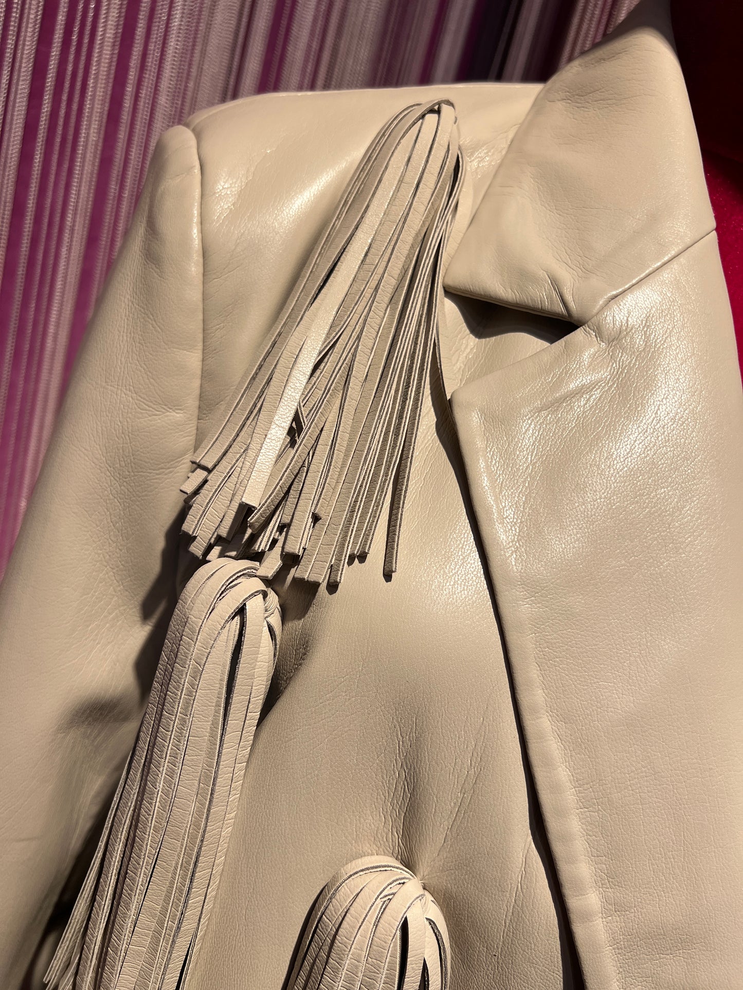 Isabelle Blanche Paris blazer in ecopelle con nappe di frange ghiaccio