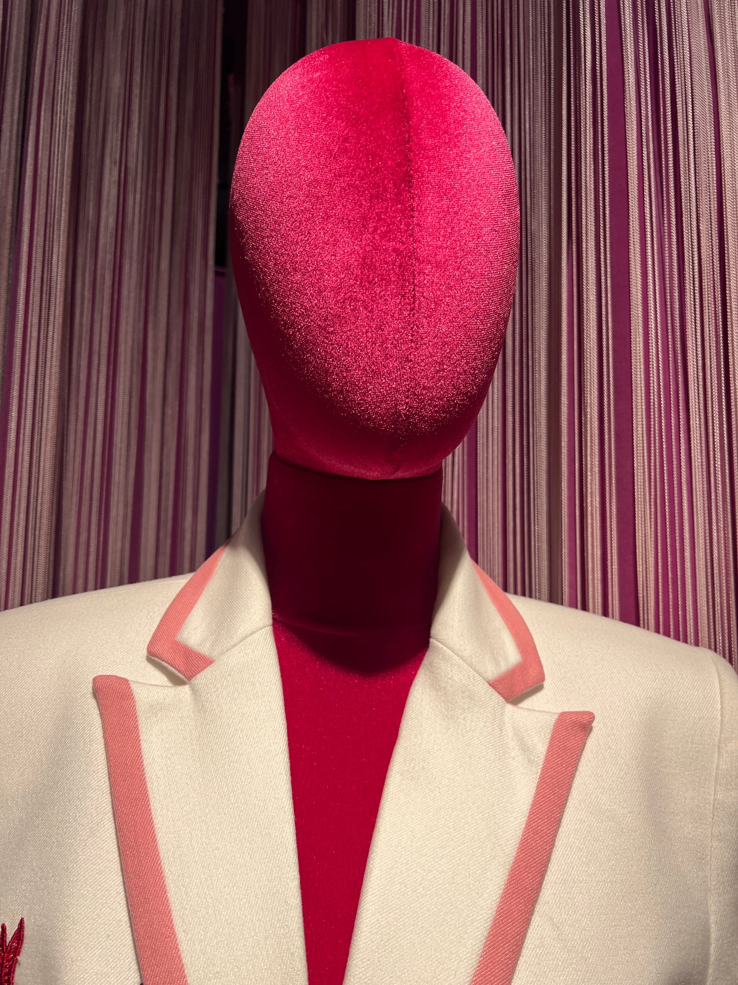 Le Cruel giacca bianca profilo rosa disegno posteriore