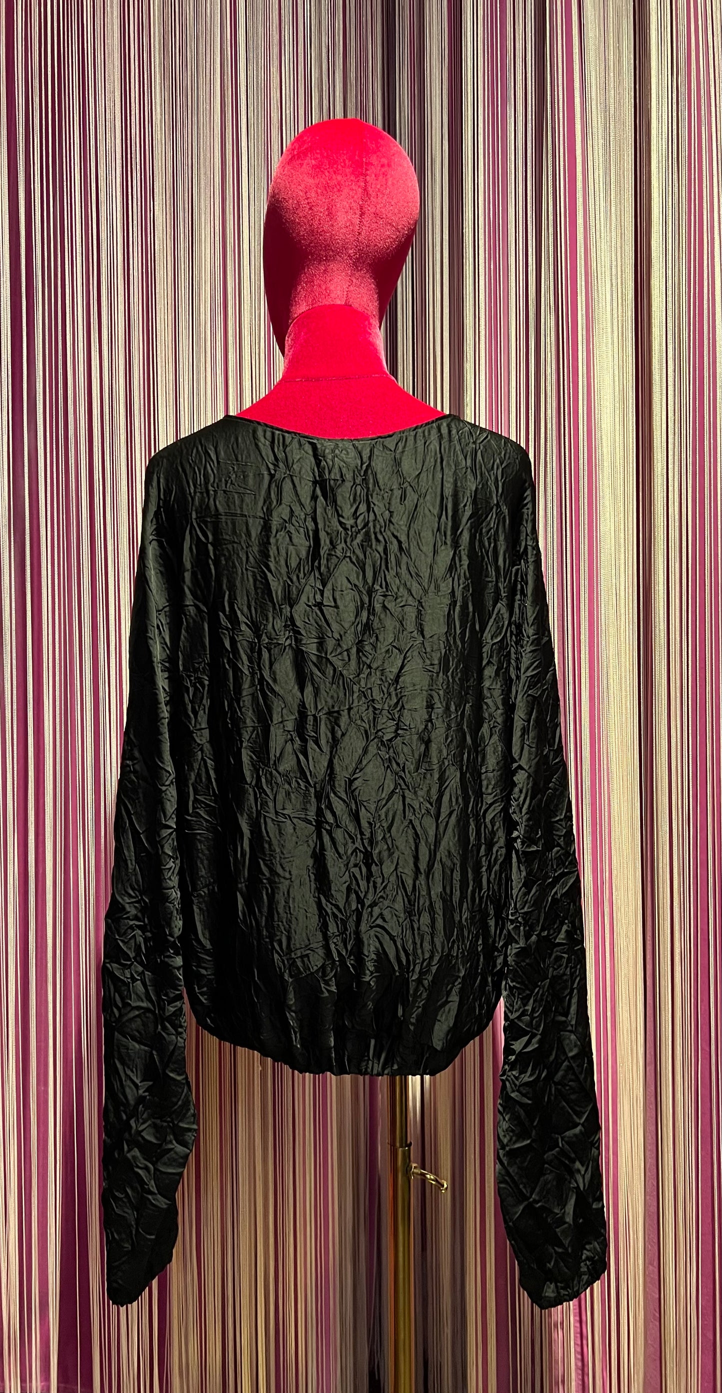 1One blusa nera over a trapezio in satin