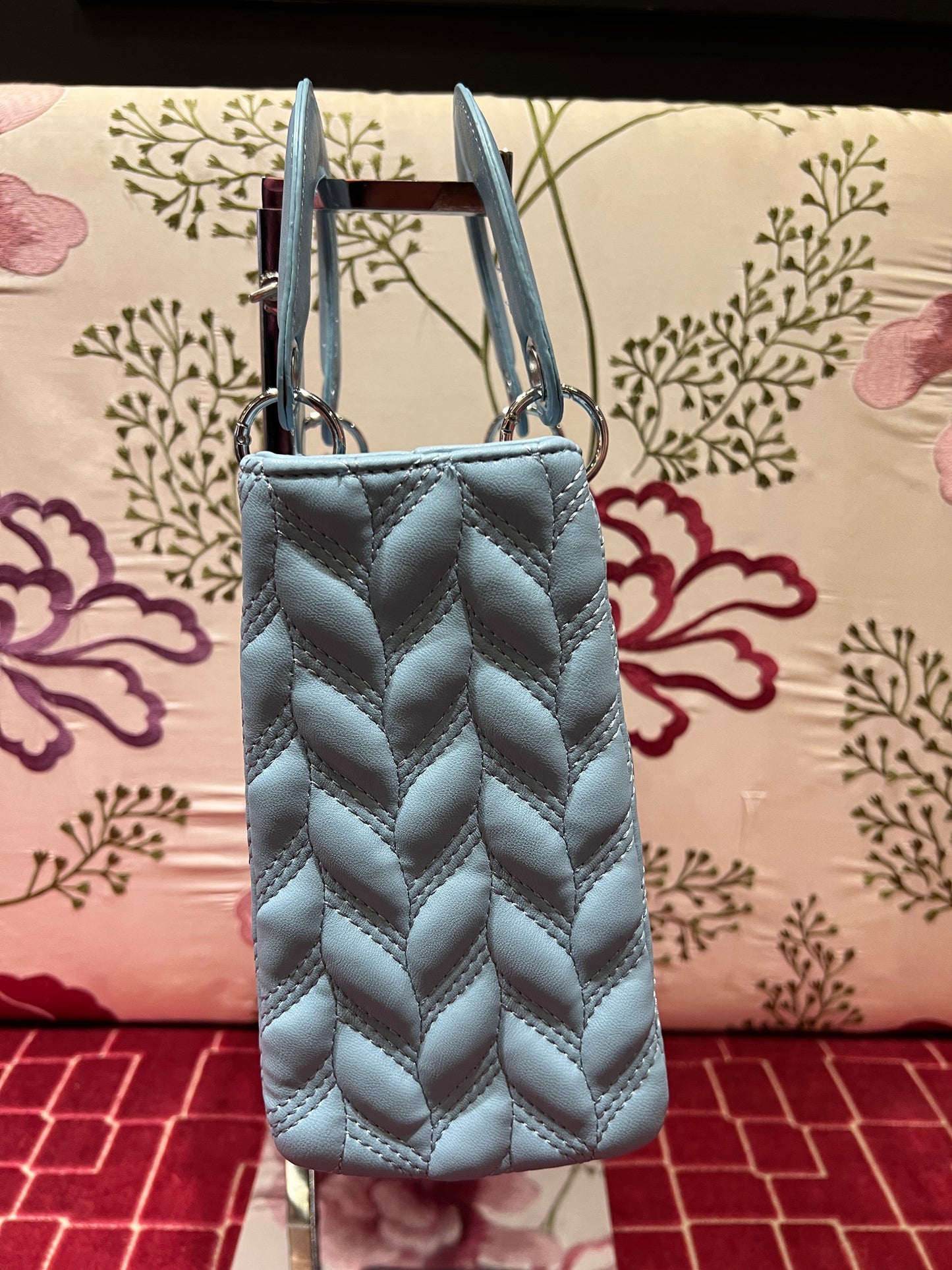 Borsa due manici ecopelle celeste con scritta dipinta a mano Dior tracolla
