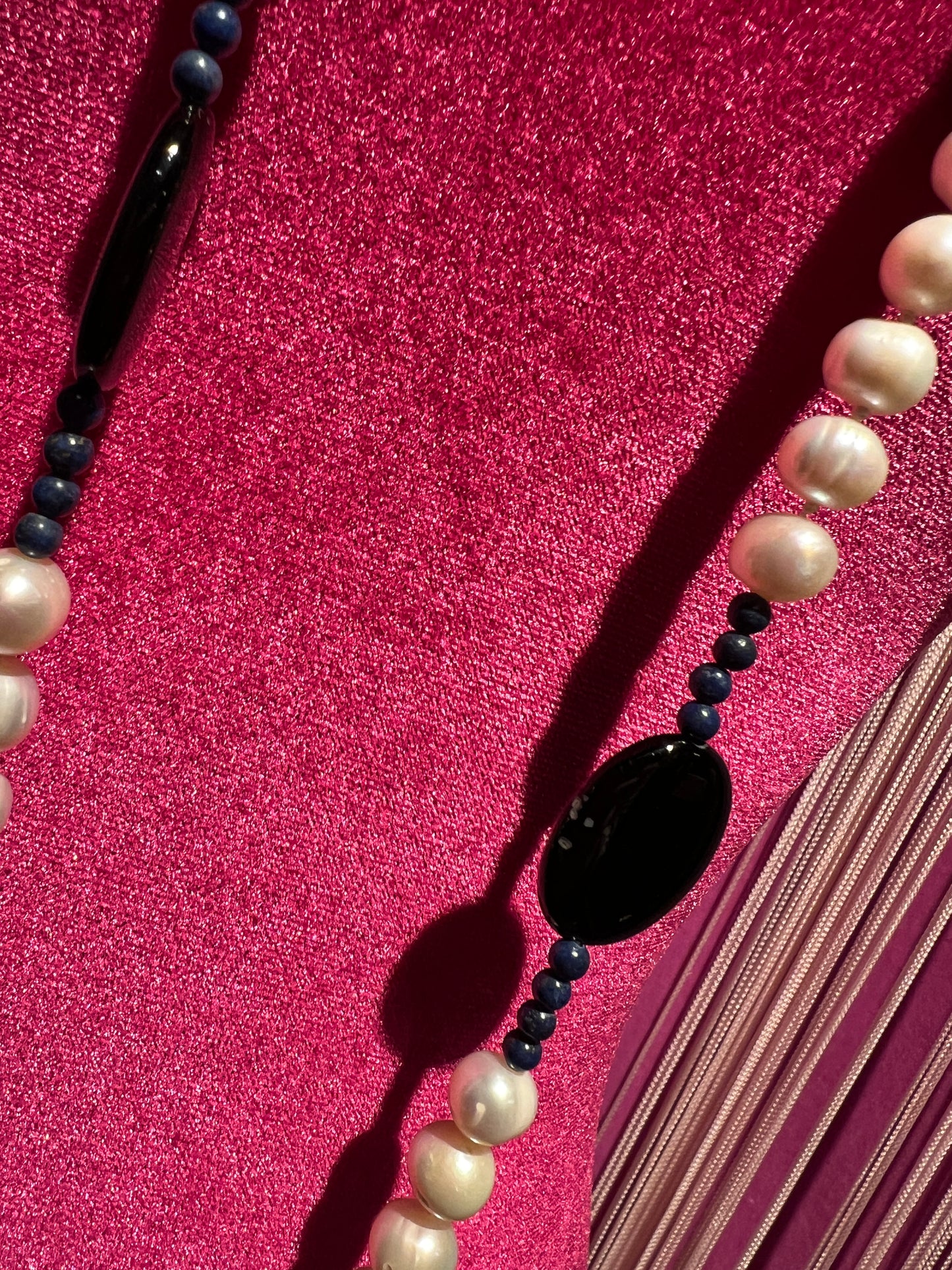 Collana pietre dure con elementi neri ovali, perle e perline blu