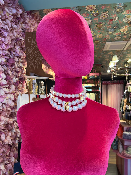 Choker a tre fili farfalle in bronzo placcato oro e plexiglas bianco