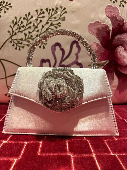 Borsa raso grigio perla con applicazione rosa cristalli e tracollina