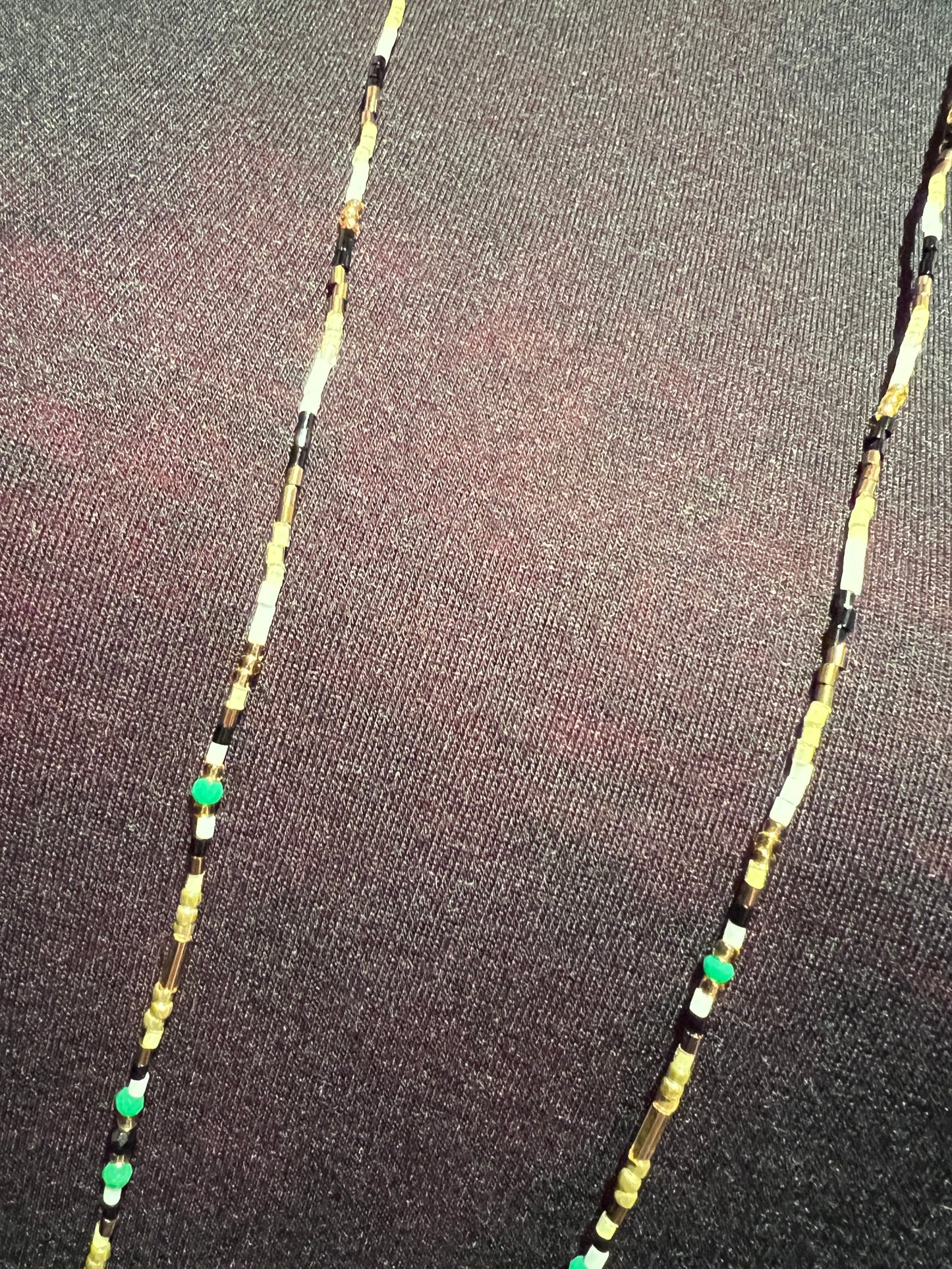 Collana lunga perline nere oro e cuore sacro