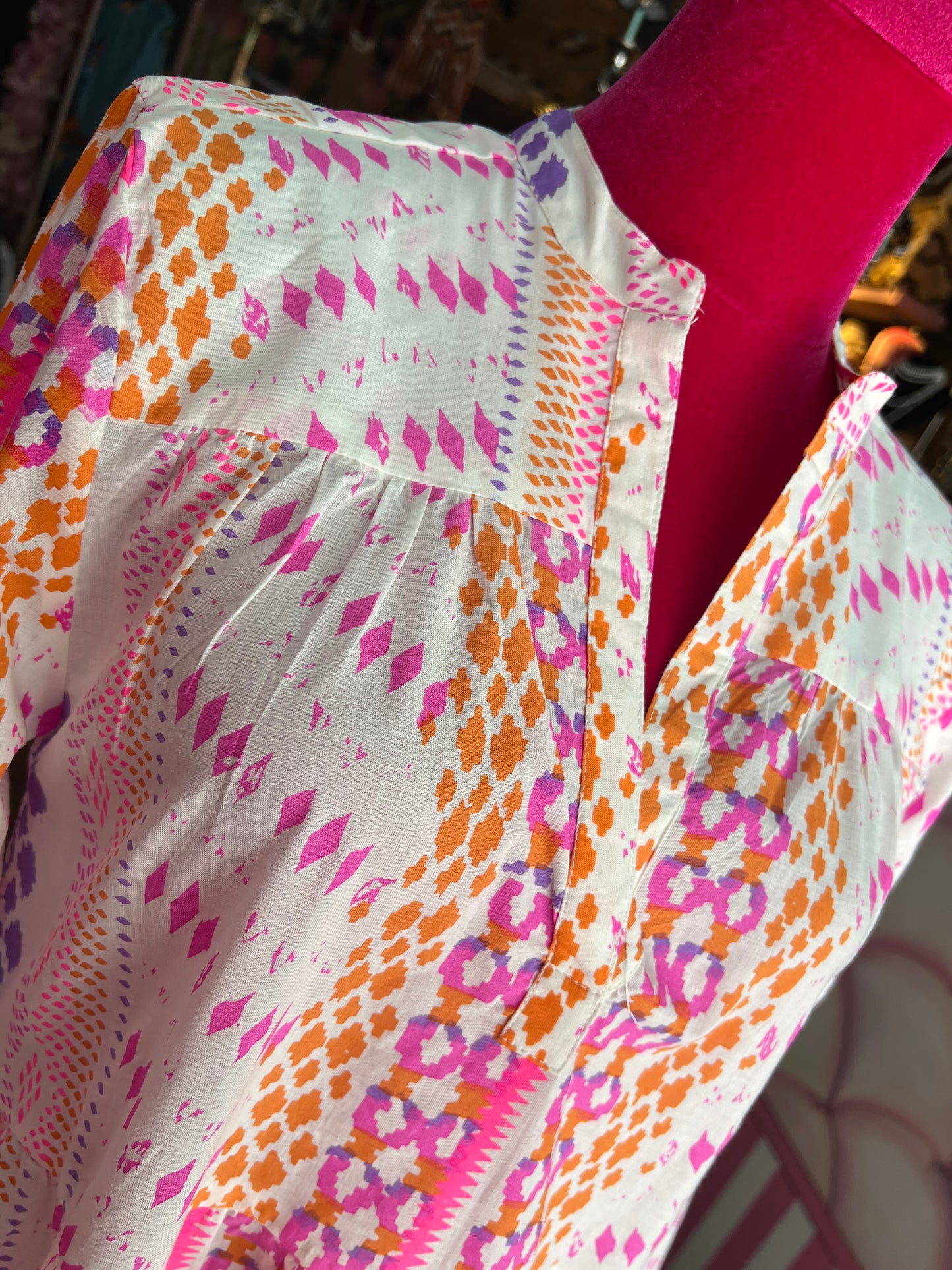 Mon amour Paris sconto-20 % abito lungo fantasia geometrica fucsia/arancio/ viola su sfondo bianco