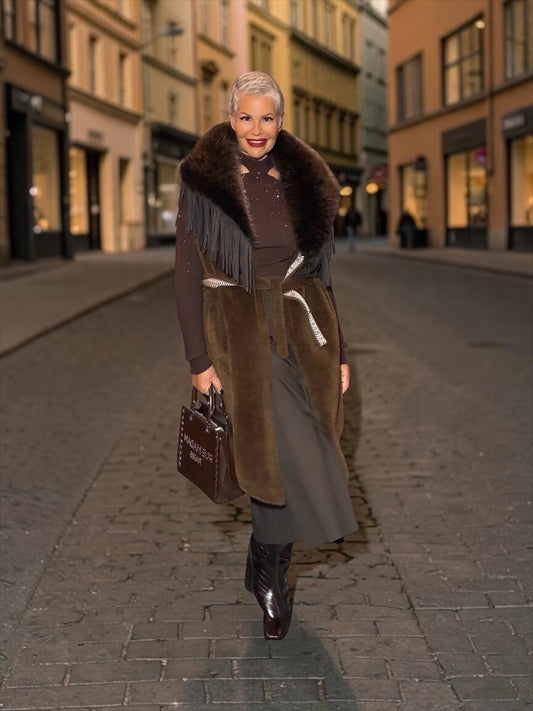 Uncommon gilet simil montone cioccolato con collo simil pelliccia ,frange e cinta