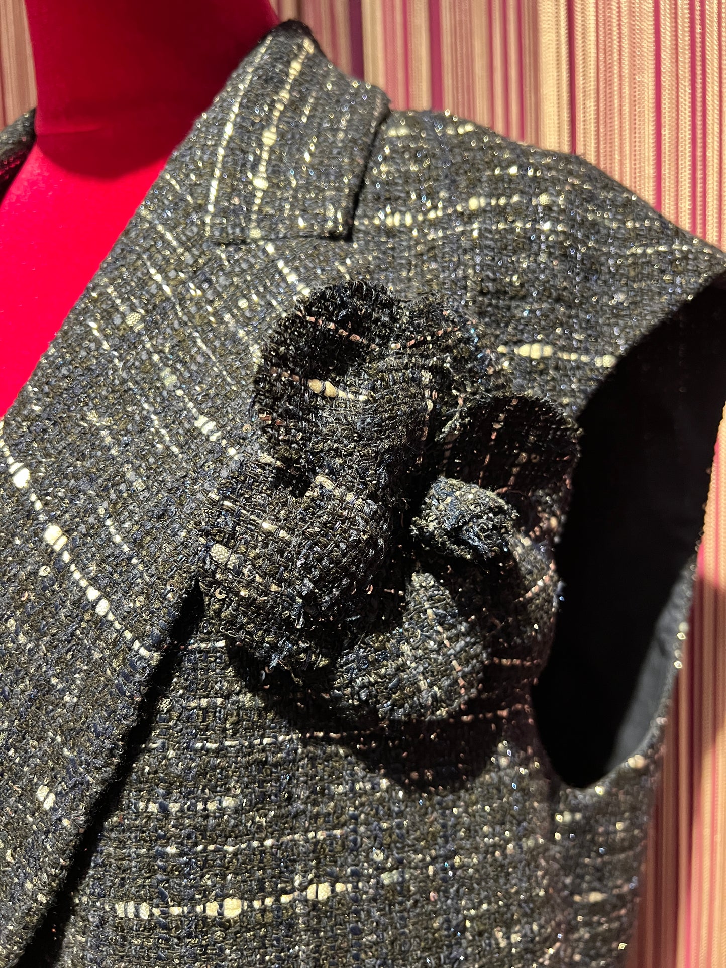 Mouche gilet in tweed blu e argento spilla camelia