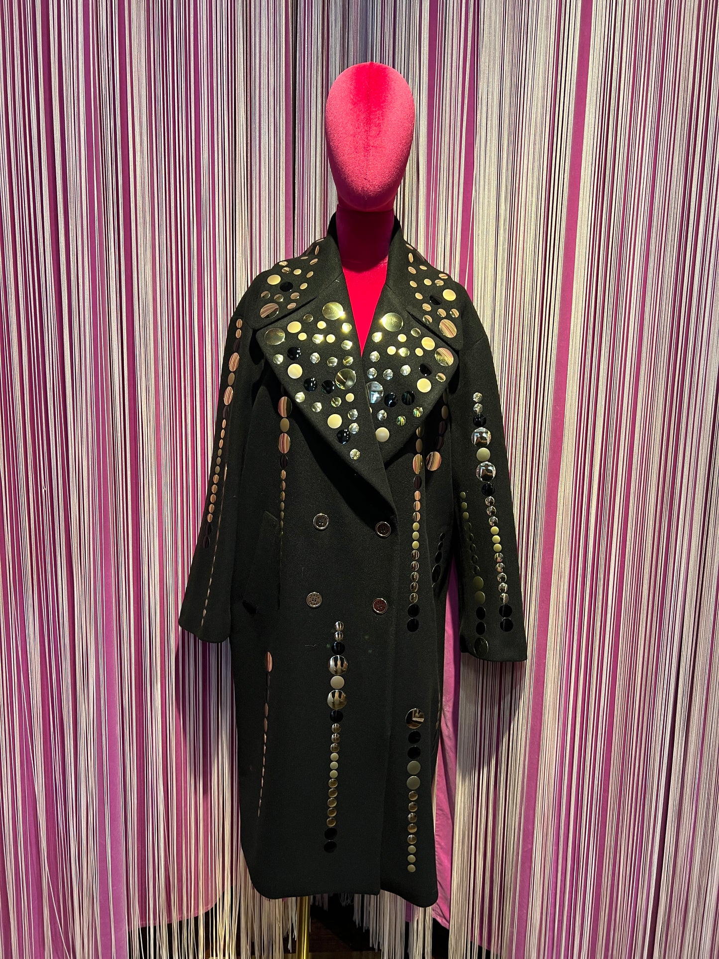 5 Progress cappotto nero con pois grandi e piccoli oro e nero in metallo