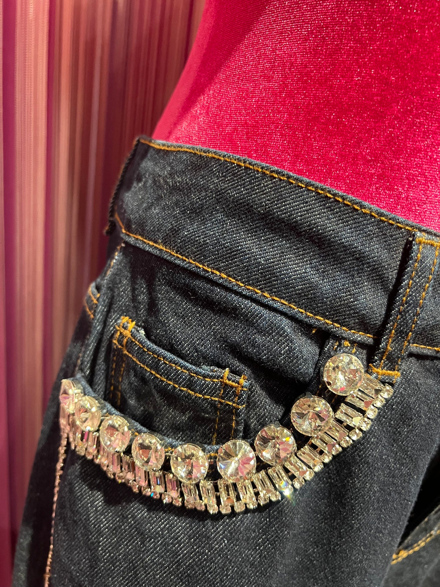 Drame’e jeans denim -30%con applicazioni tasche e banda laterale di Swarovski