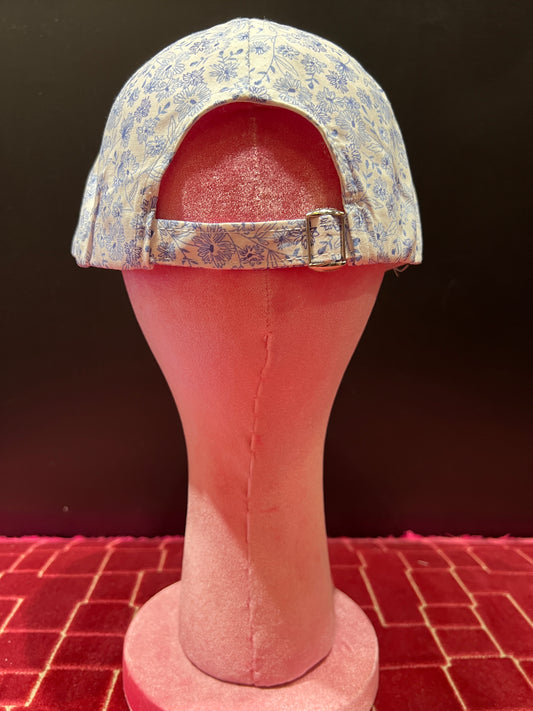 Cappello cotone regolabile con visiera fantasia floreale blu su fondo bianco, C bianca