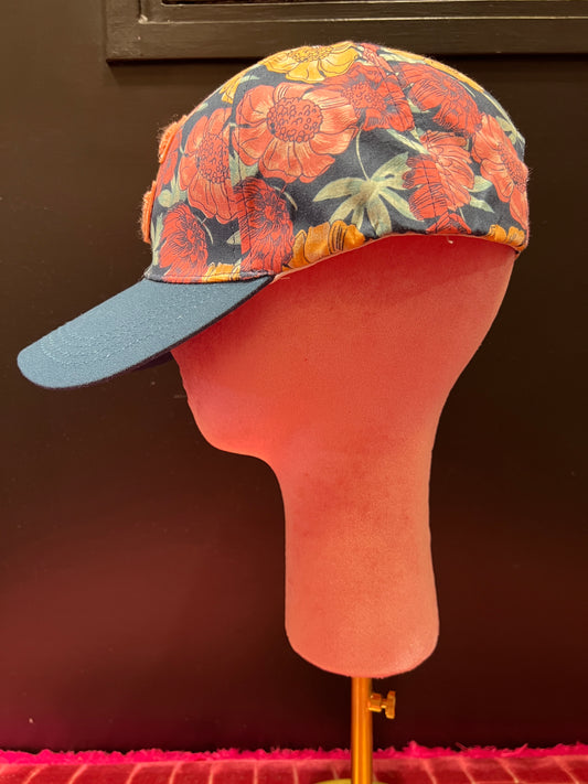 Cappello visiera cotone regolabile fantasia floreale su sfondo blu C rosa salmone