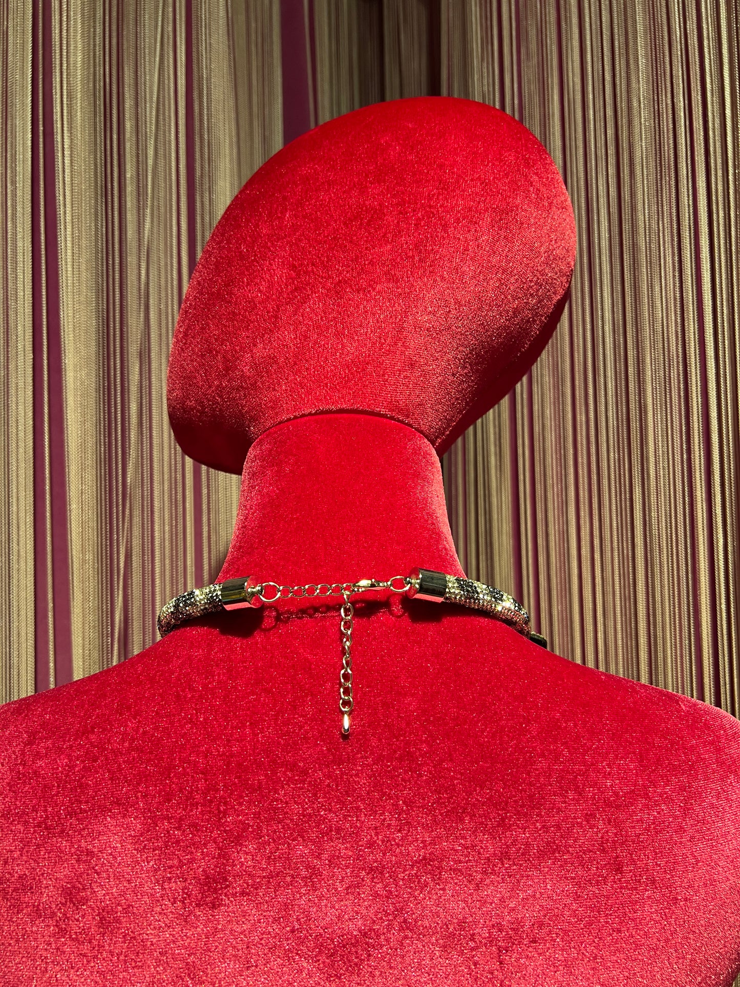 Collana girocollo con fiore di strass argento e nero