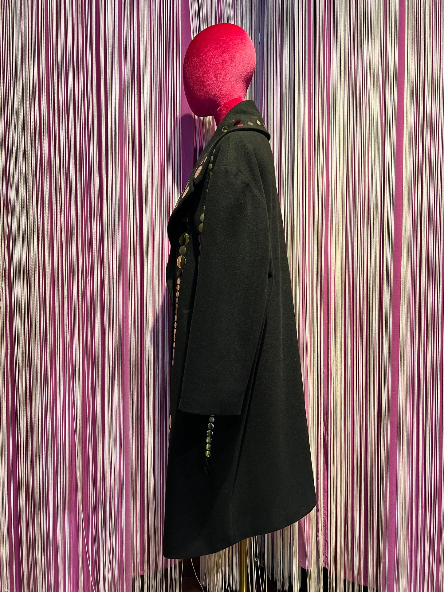 5 Progress cappotto nero con pois grandi e piccoli oro e nero in metallo
