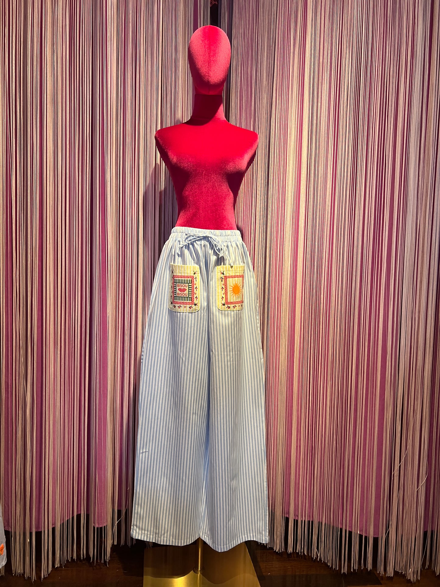 Mon amour Paris completo camicia a righe bianco e celeste rosa e bianco e giallino e bianco con tasche cuore e sole , pantalone a righe celeste e bianco con elastico in vita tasche con scritta bisous bisous