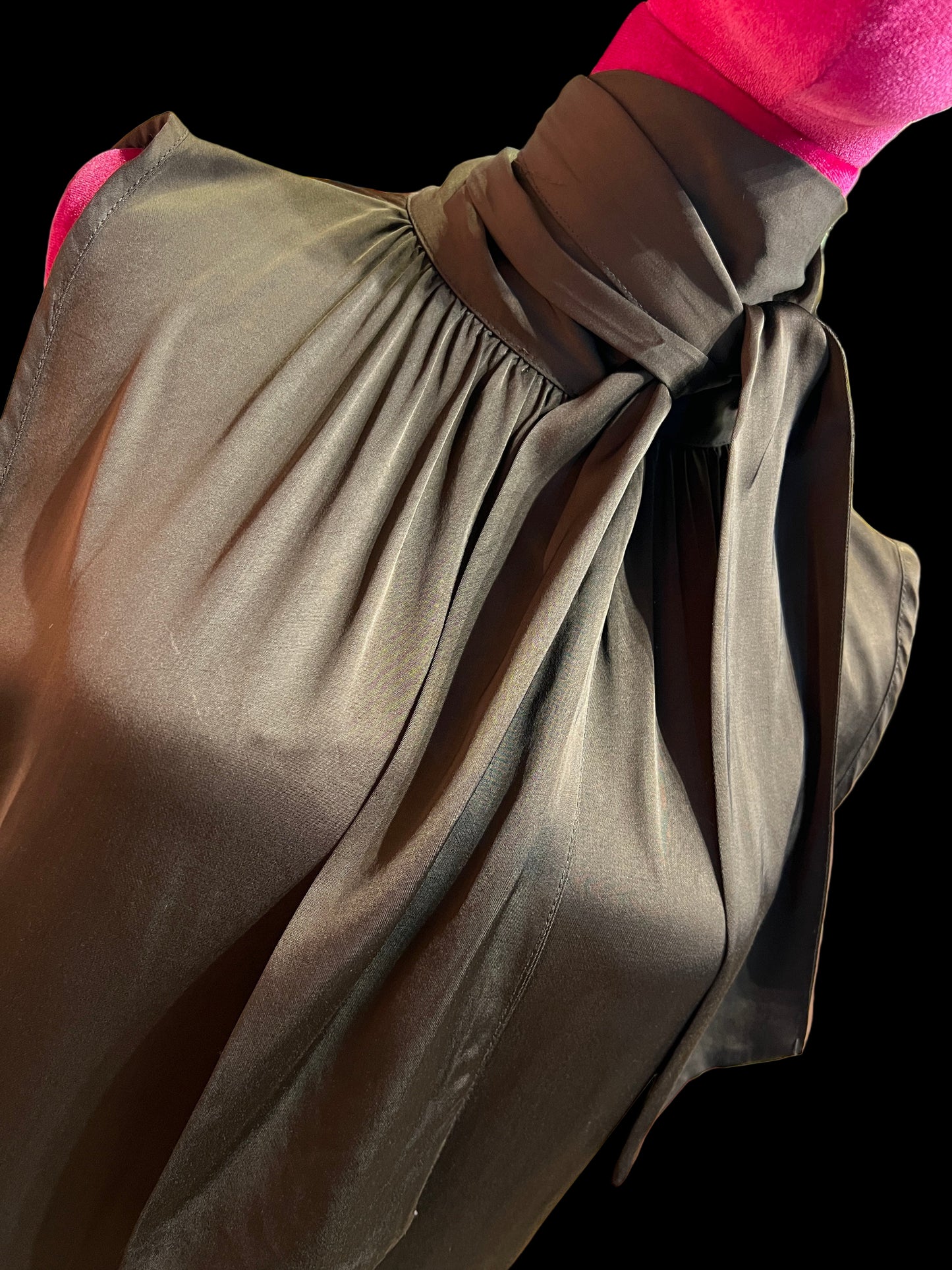 The Room blusa in raso cioccolato senza maniche con foulard collo