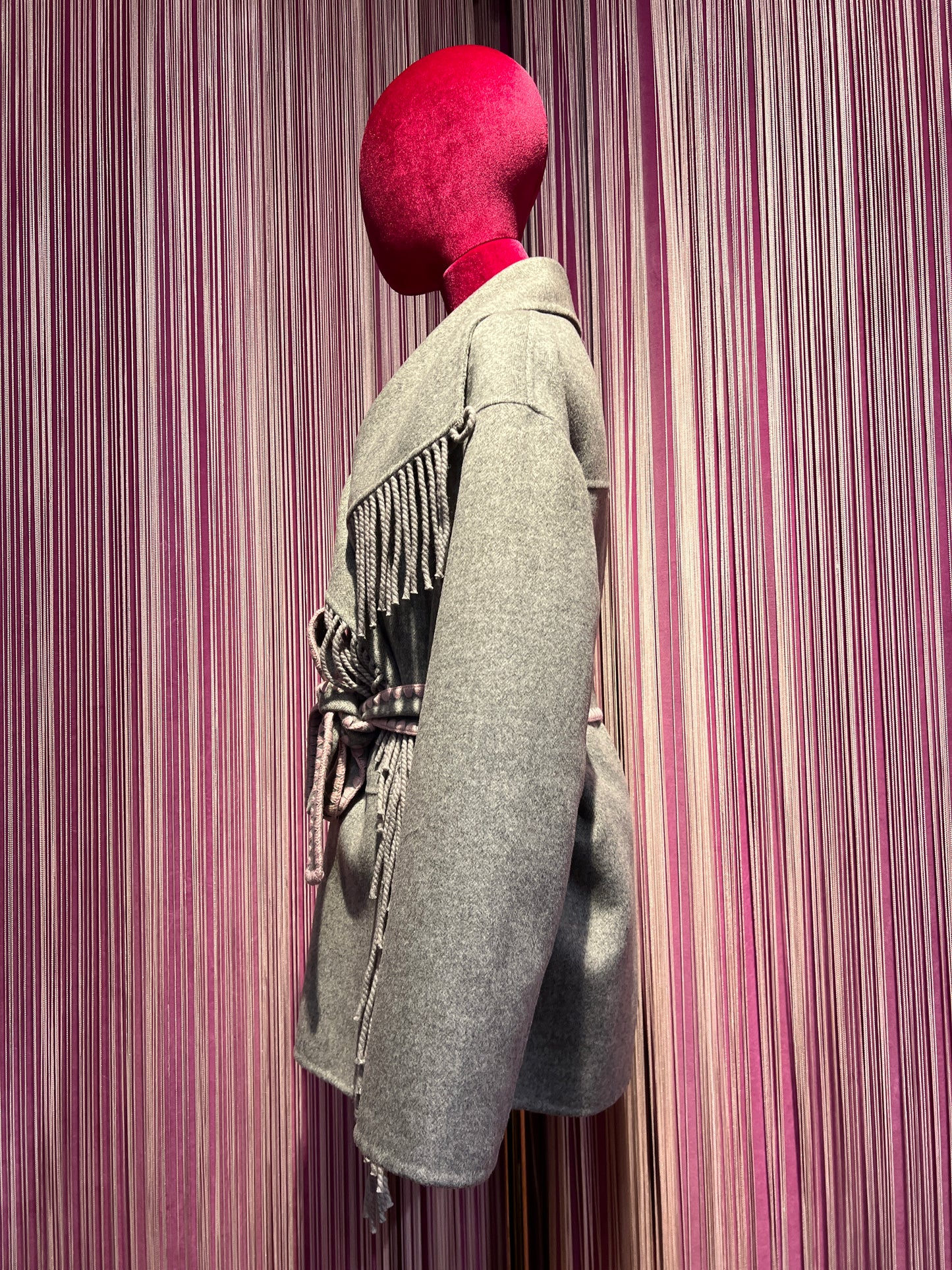 Sincere Paris giacca cappotto grigia con frange e cinta con bordo rosa
