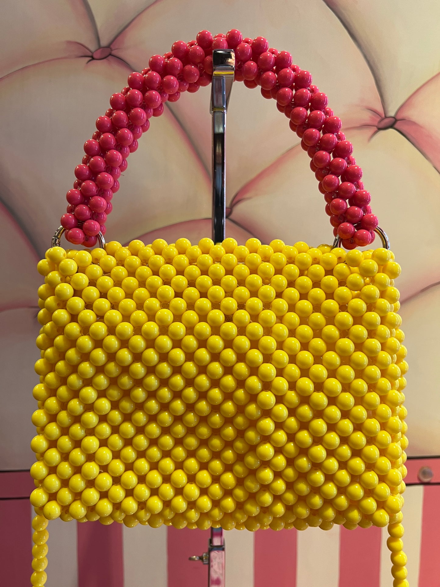 Borsa con pattina bicolore perle resina fucsia/ giallo e tracolla
