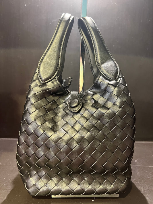 Borsa ecopelle nera con lavorazione ad intreccio e tracolla